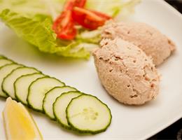 Tun-mousse med hjemmebagt brød