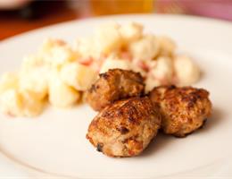 Frikadeller med kold kartoffelsalat