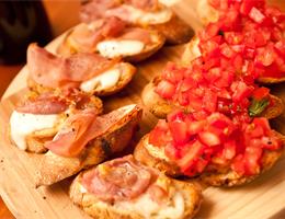 Bruschetta med tomat, skinke og mozarella