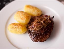 Steak med Hasselbach kartofler og bagte grøntsager