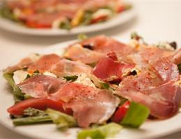 Italiensk inspireret salat med skinke og fersken